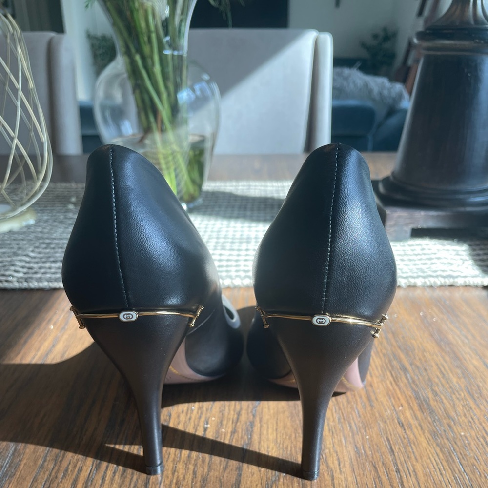 Gucci pumps.  Never worn. Excellent condition!!  Black. Size 39.5.